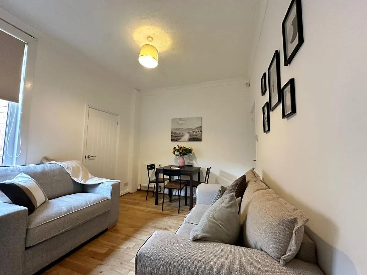 4 Bed 3 Bedroom Home Near Middlesbrough Centre בית נופש